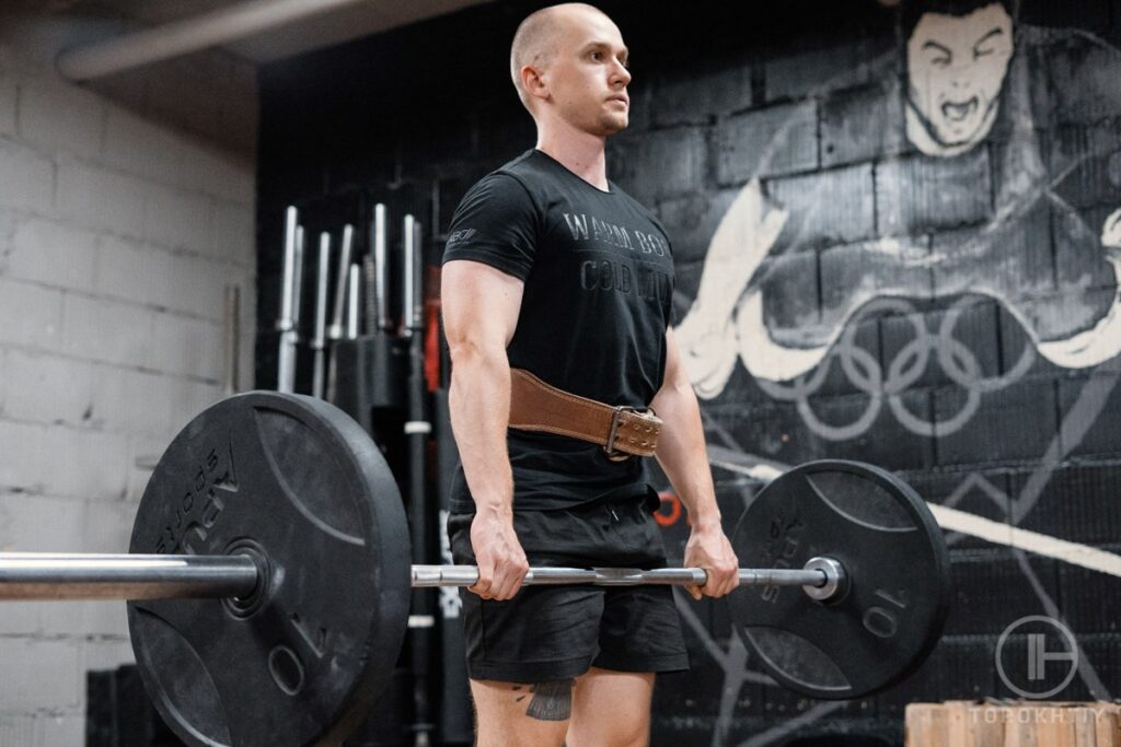 Man lifts using weightlifting belt